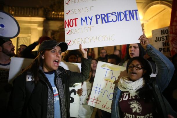 写真・図版 : 「私の大統領ではない」と叫んで、トランプ氏の大統領選勝利に抗議する人々＝2016年11月9日、ニューヨーク　撮影・朝日新聞社