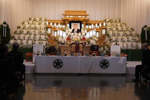 写真・図版 : 長瀧重信さんの葬儀＝2016年11月17日、東京の青山葬儀所