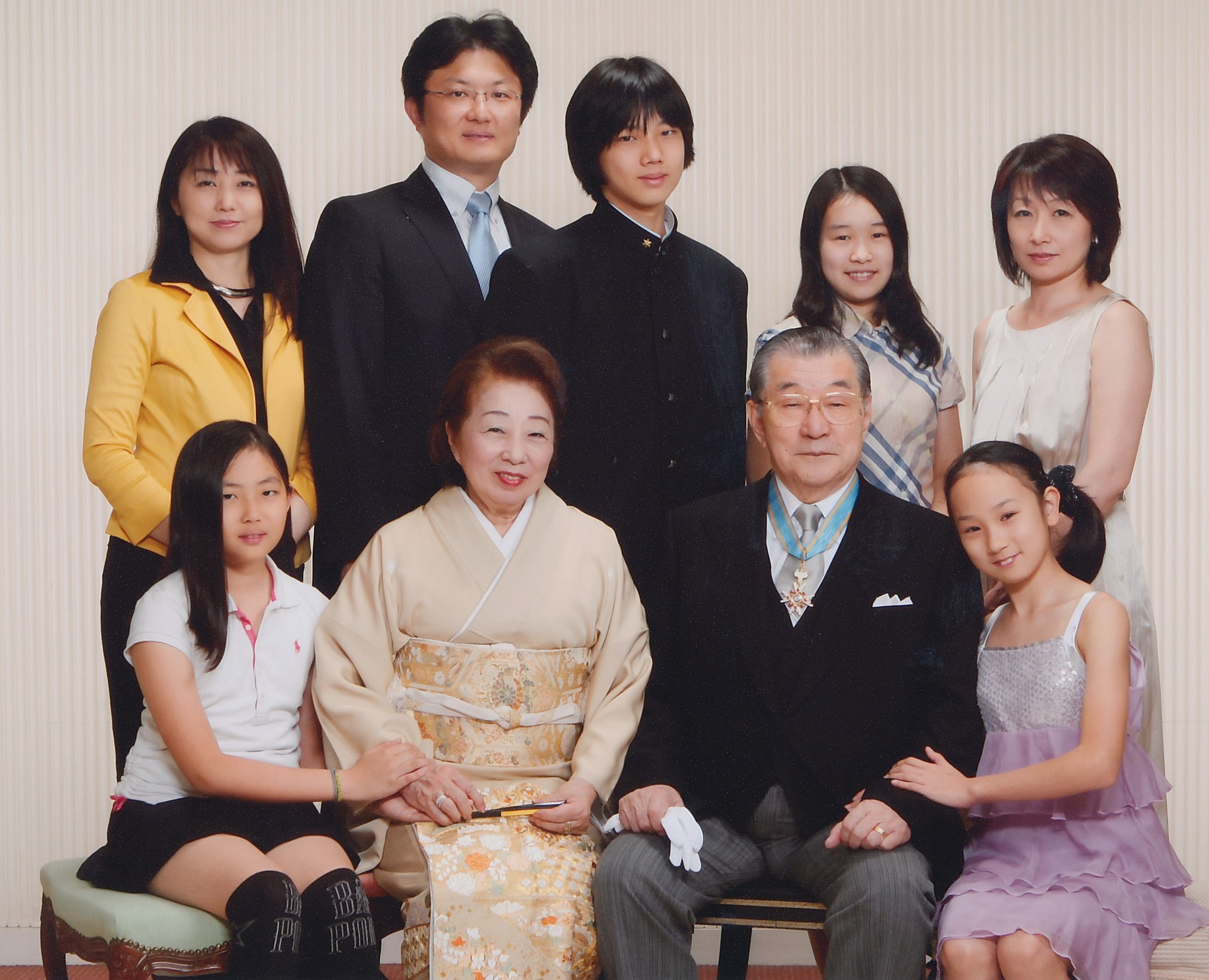 写真・図版 : 2012年に叙勲したときに家族とともに撮影した写真＝遺族提供