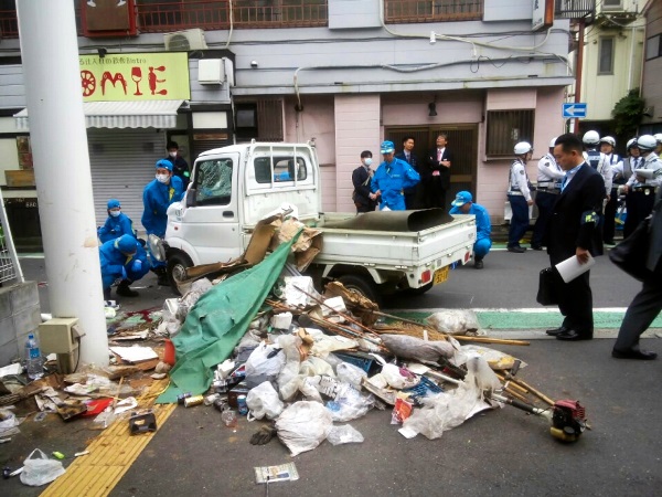 写真・図版 : 事故を起こした軽トラックは横転し荷台の物品が道路上に散乱した＝2016年10月28日、横浜市港南区、周辺住民提供