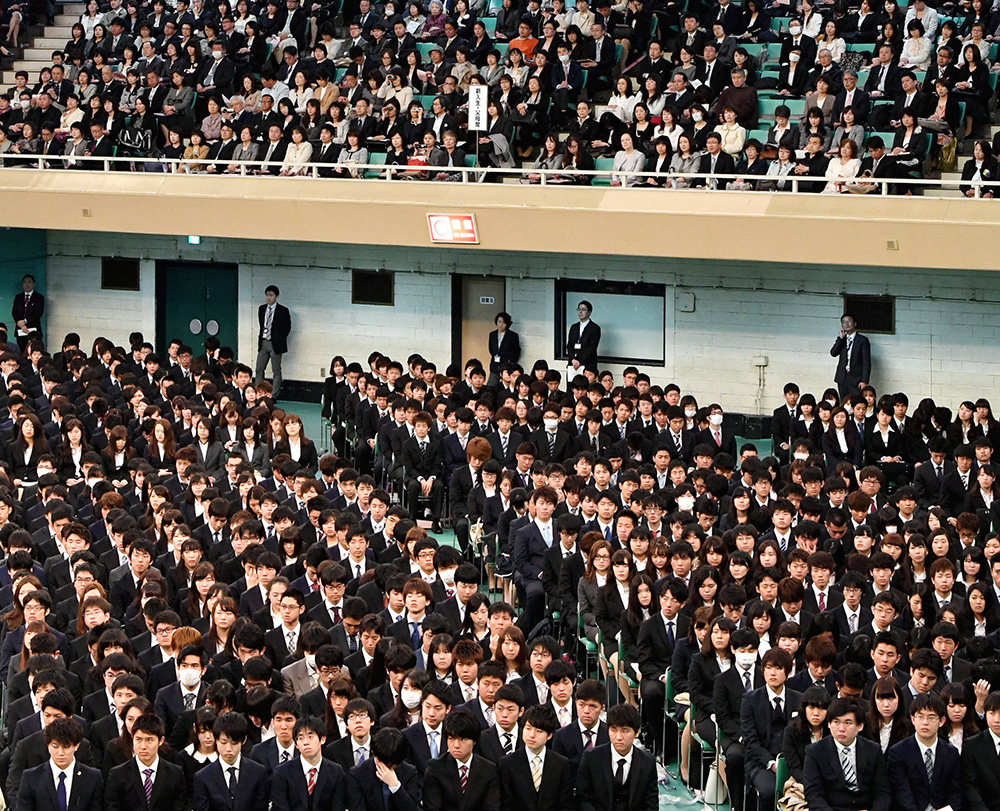 写真・図版 : 日本の大学の入学式