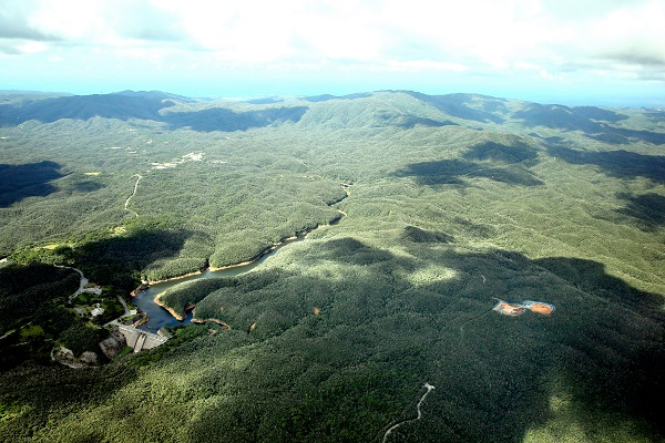 北部訓練場と返還の条件となったヘリパッド（右）＝２０１６年１０月２４日、沖縄県国頭村、本社機から、森下東樹撮影 