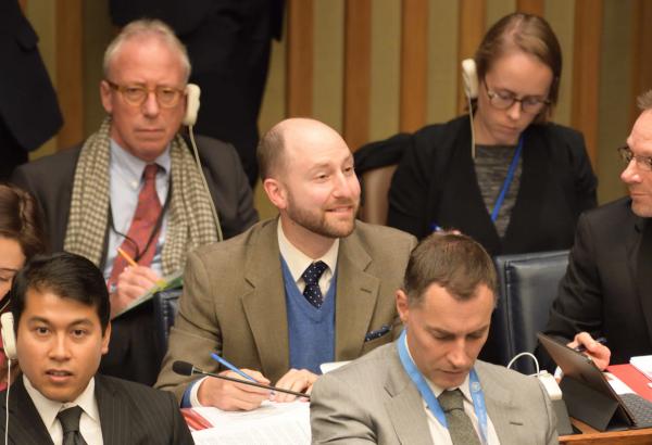 写真・図版 : 国連総会第１委員会で「核兵器禁止条約」の交渉開始を求める決議が採択され、笑顔をみせる推進国オーストリアの外交官（中央）＝ニューヨークの国連本部