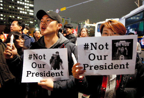 写真・図版 : 朴槿恵大統領の辞任を求める集会には多くの若者も参加している＝2016年11月19日、ソウルで／ロイター