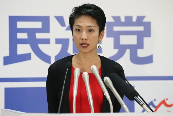 写真・図版 : 定例記者会見で質問に答える、民進党の蓮舫代表