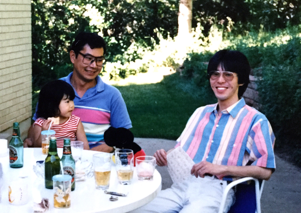 写真・図版 : 甲元さん（左）と筆者。１９８８年撮影