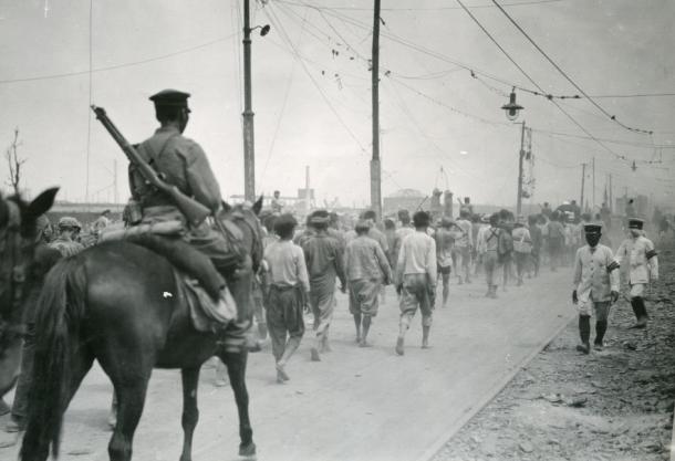 写真・図版 : 関東大震災のあと、陸軍に護送される朝鮮人＝1923年9月