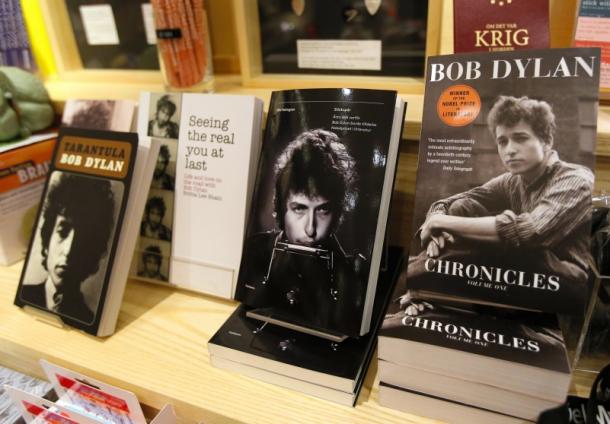 写真・図版 : ノーベル賞授賞式を前に、スウェーデン・ストックホルムのノーベル博物館内の店には、ボブ・ディランに関する書籍が並べられた