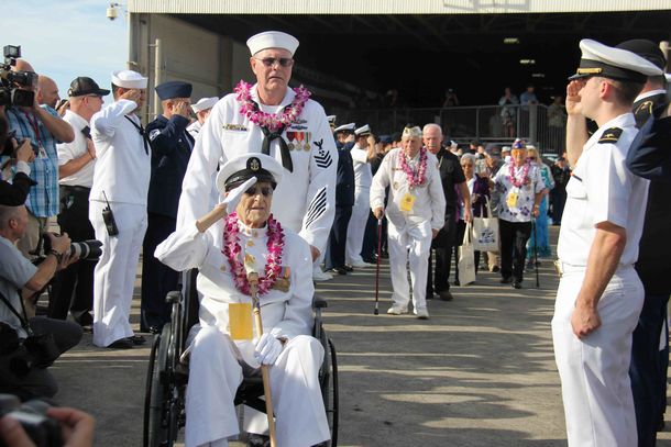 写真・図版 : 真珠湾攻撃の追悼式典で、敬礼する元軍人ら＝ホノルル