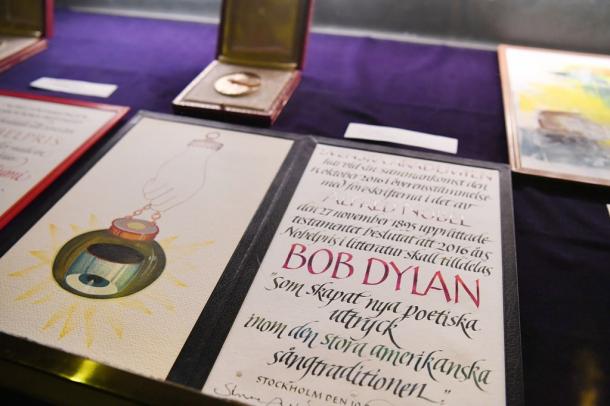 ノーベル賞授賞式後の晩餐（ばん・さん）会で展示された、文学賞のボブ・ディラン氏のメダルと賞状＝１０日午後、ストックホルム、代表撮影