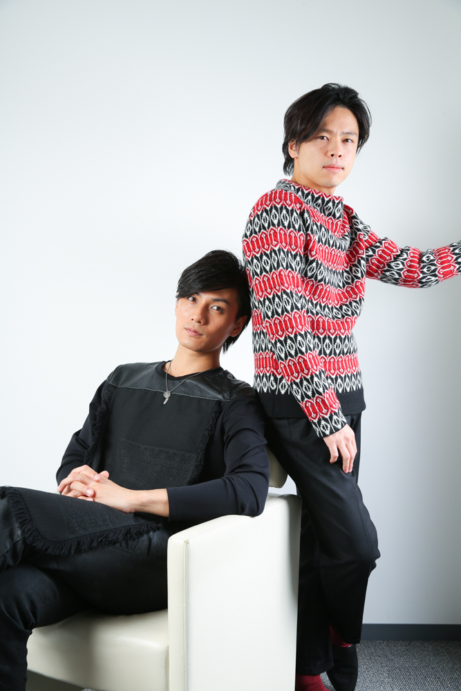 写真・図版 : ミュージカル『フランケンシュタイン』に出演する中川晃教（右）と加藤和樹＝宮川舞子撮影