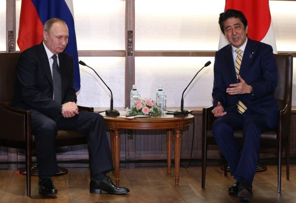 写真・図版 : 会談に臨むロシアのプーチン大統領（左）と安倍晋三首相＝2016年12月15日