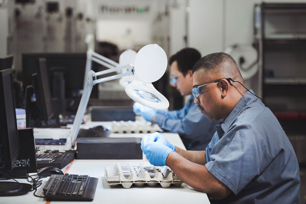 写真・図版 : 米国の血液検査ベンチャー「セラノス」の製品製造工場
