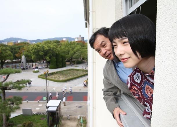 写真・図版 : のんさんと片渕須直監督＝2016年10月、広島市中区の平和記念公園で