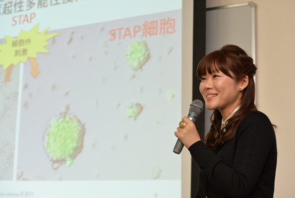 STAP細胞について説明する理化学研究所の小保方晴子ユニットリーダー（当時）＝2014年1月28日、神戸市中央区