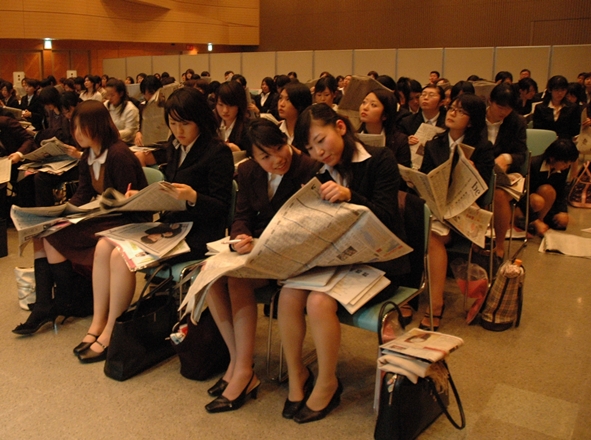 就職活動の対策に、新聞の活用の仕方が説明された女子大生就活フェア＝2006年12月、仙台市青葉区