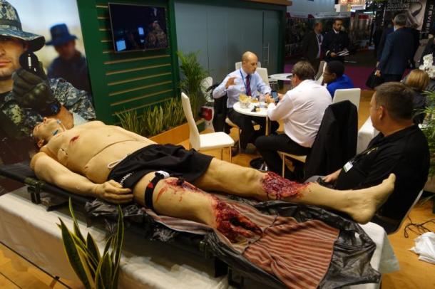 パリで行われた防衛装備見本市、ユーロサトリ２０１６で米陸軍が展示した応急処置訓練用の人形