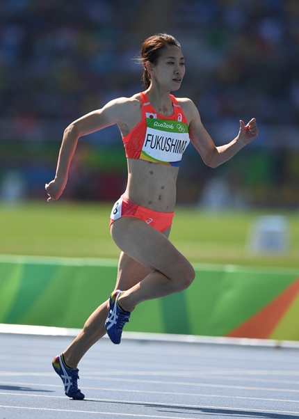 リオデジャネイロ五輪の陸上女子200メートル予選で走る福島千里＝2016年8月15日
