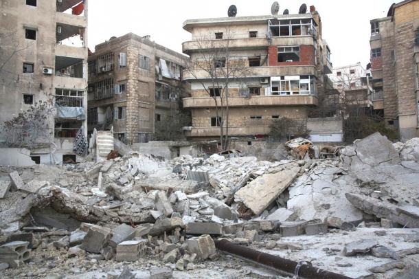 政権軍と反体制派が最後まで戦闘を続けたザブディーヤ地区。空爆とみられる爆撃で建物が激しく崩壊していた＝１１日午後、アレッポ20170113