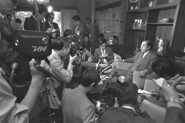 写真・図版 : ノーベル賞を受賞して記者会見を開いた佐藤栄作氏＝1974年10月9日