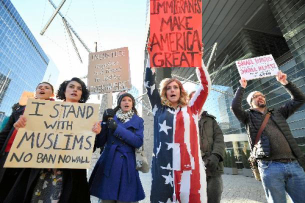 写真・図版 : 米国大使館の近くでトランプ大統領による入国禁止に抗議する在京米国人たち＝1月31日