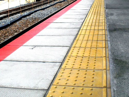 駅のホームに設置された「内方線」（右側）の入った点字ブロック＝ＪＲ西日本提供