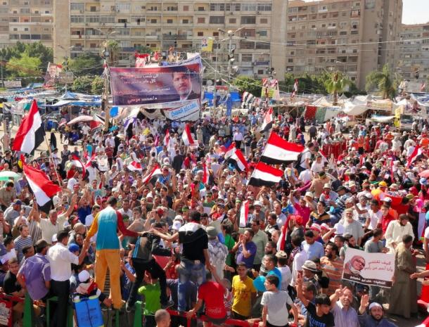 写真・図版 : 軍のクーデター後、エジプト・カイロ東部ナスルシティーでデモをするムスリム同胞団員たち＝2013年8月
