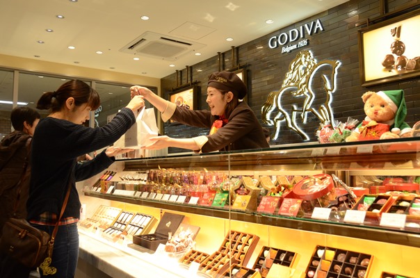 唯一の空白県に出店したゴディバ鳥取店でチョコレートを買い求める客たち＝2014年11月21日、鳥取市東品治町