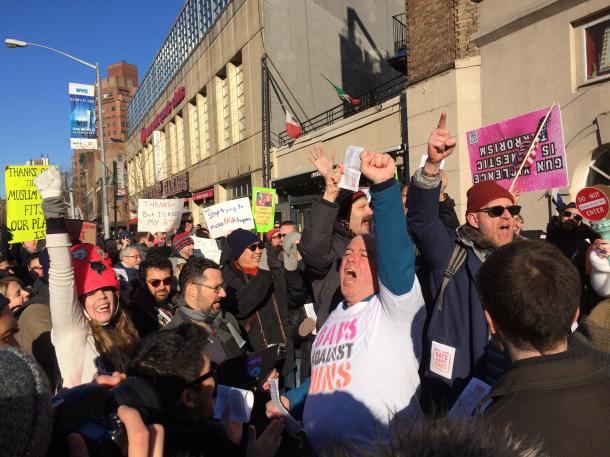 性的少数者、難民、イスラム教徒などあらゆる立場の人々の権利を守ろうと声を上げる抗議集会の参加者ら＝2月4日、米ニューヨーク