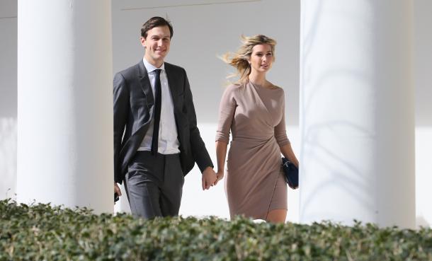 手をつないでホワイトハウスを移動する、トランプ米大統領の長女イバンカさん（右）と、夫で大統領上級顧問のジャレッド・クシュナー氏＝2017年2月、米ワシントン