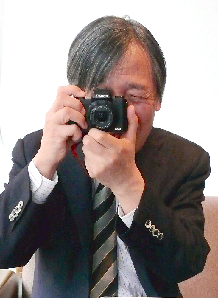 写真・図版 : インタビューする記者を逆にパチリ。趣味の写真で個展も開く早野龍五さん