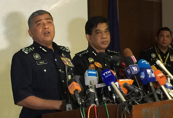 写真・図版 : 金正男氏殺害事件の捜査状況について説明するマレーシア警察のカリド長官（左）＝クアラルンプール