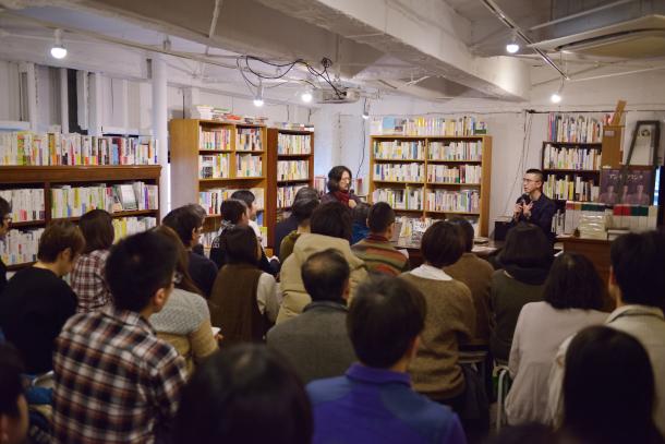 写真・図版 : 東京・下北沢の本屋B＆Bで行われた新城カズマさんと木村草太さんの対談風景