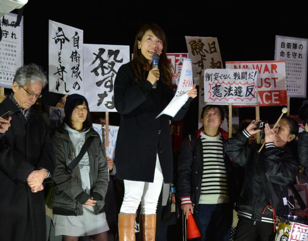 写真・図版 : 稲田朋美防衛相の発言をめぐり、抗議する市民ら＝2月17日、東京・永田町の国会前 