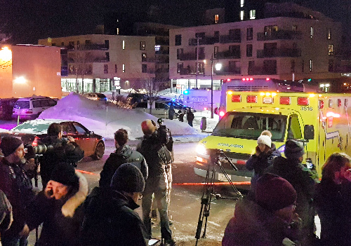 写真・図版 : 銃乱射事件が起きたカナダ・ケベック市の現場周辺＝2017年1月29日、ロイター