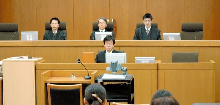 写真・図版 : 中国人留学生殺害事件の判決言い渡し前の法廷。書記官（前列）の右隣が通訳人の席