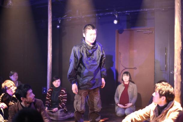 写真・図版 : 最年少の赤軍兵士・加藤元久の役を演じるのは映画と同じタモト清嵐。舞台では、映画になかった兄との別れのシーンが描かれる　(c)若松プロダクション、スコーレ株式会社
