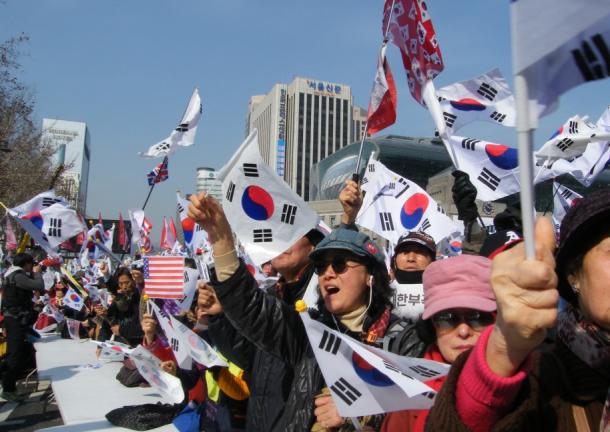朴槿恵氏の大統領罷免に抗議してソウルで開かれた市民集会＝