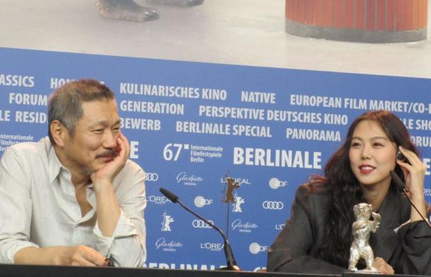 写真・図版 : ホン・サンス監督（左）と主演女優賞を受賞したキム・ミニ＝撮影・筆者