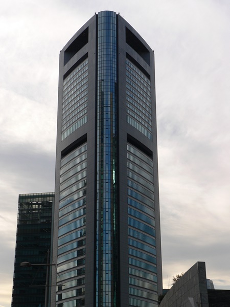 写真・図版 : 共同通信社の本社ビル＝2006年、東京・汐留