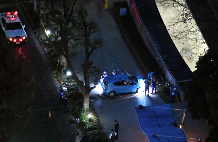 写真・図版 : 東京都立川市で起きた高齢ドライバーの事故現場＝2016年11月
