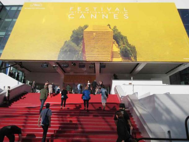 写真・図版 : 2016年のカンヌ映画祭が公式ポスターに選んだのは、
ジャン＝リュック・ゴダールの『軽蔑』のワンシーン。レッドカーペットへの目配せが＝撮影・筆者

