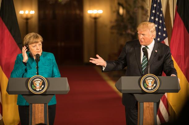 写真・図版 : ホワイトハウスで共同会見をするトランプ米大統領（右）とドイツのメルケル首相＝3月17日、ワシントン、ランハム裕子撮影