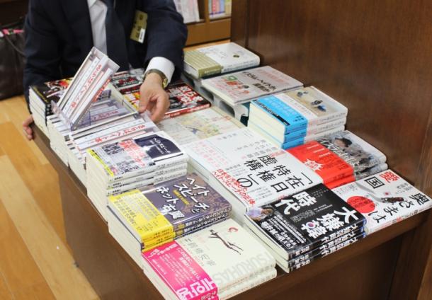 「反ヘイト本」のコーナーに本を並べるジュンク堂書店難波店「反ヘイト本」のコーナーに本を並べるジュンク堂書店難波店