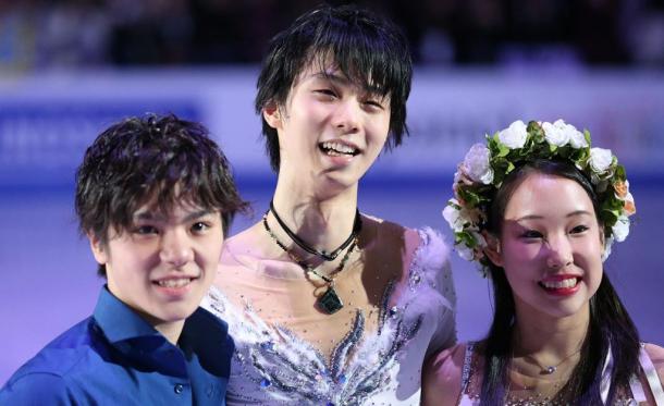 写真・図版 : 世界選手権のエキシビションを終えた（左から）宇野昌磨、羽生結弦、三原舞依。オリンピックシーズンはどんな活躍が見られるだろうか