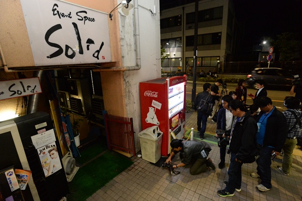 音楽活動をしていた女性が刺された現場に詰めかけた報道陣＝2016年5月21日、東京都小金井市本町6丁目