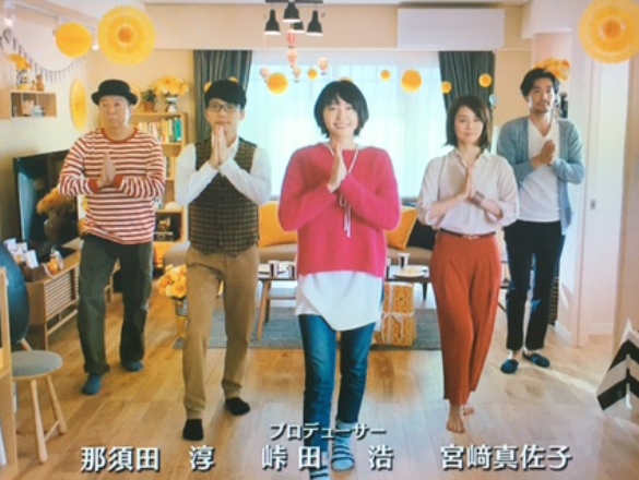 ドラマ「逃げるは恥だが役に立つ」のエンディングの「恋ダンス」は人気を集めた。右から2人目が石田ゆり子＝2016年