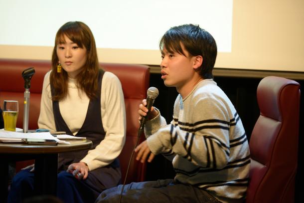 写真・図版 : 藤川里恵さん（左）と栗原耕平さん