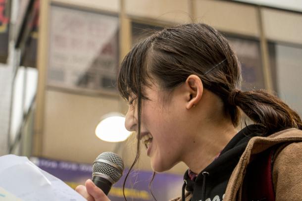 写真・図版 : スピーチする藤川里恵さん。スピーチは大きな反響を呼んだ。「第2回上げろ最低賃金デモ（新宿）」＝2015年12月16日、矢部真太撮影