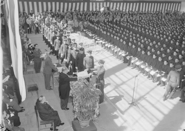 写真・図版 : 防衛大学校の第1期卒業式。左手前が吉田茂・首相＝1957年3月 